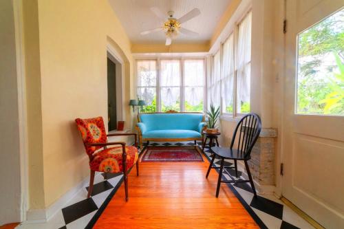 Ruang duduk di The Bryan House, Where History & Nature Meet!