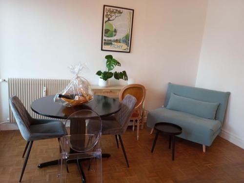 Photo de la galerie de l'établissement APPARTEMENT T1 Lumineux & Charmant Avec Balcon, à Vichy