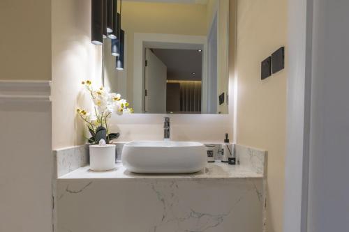un baño con lavabo y espejo en شقه 3فاخره ثلاث غرف نوم, en Riad