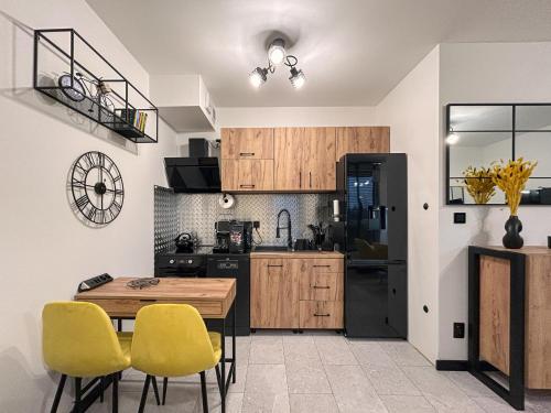 Η κουζίνα ή μικρή κουζίνα στο Apartament Premium Yellow Loft Reda