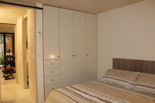 1 dormitorio con 1 cama y armario grande en MAYAPAN Mérida HiSTORIC CENTER, en Mérida