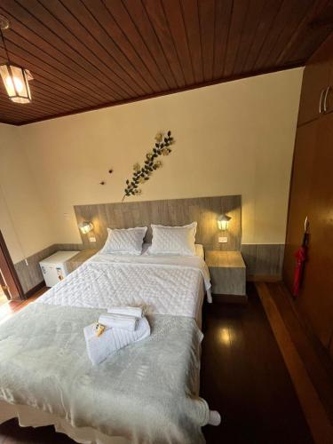 a bedroom with a large bed with towels on it at Recanto dos Vianas in Teresópolis