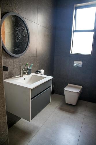 Bilik mandi di Beach Front House - Back Up Power & Water