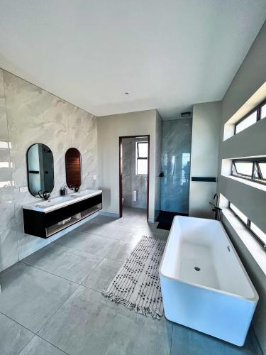 Katil atau katil-katil dalam bilik di Beach Front House - Back Up Power & Water
