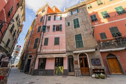 an alley in an old city with buildings at Il Leudo dei Cinque Sensi in Vernazza