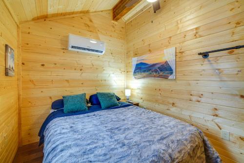Ένα ή περισσότερα κρεβάτια σε δωμάτιο στο Pond-View Cabin Near Louisville on Racehorse Farm!