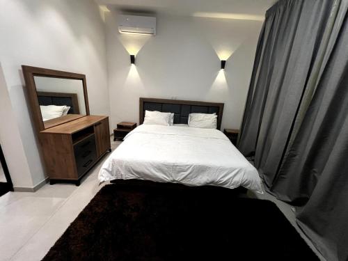 Postel nebo postele na pokoji v ubytování Luxury 3BR Apt Near Ngor Beach Balcony & Wi-Fi