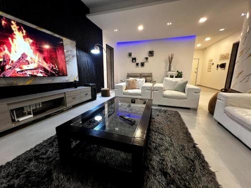 TV a/nebo společenská místnost v ubytování Luxury 3BR Apt Near Ngor Beach Balcony & Wi-Fi
