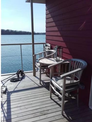 three chairs sitting on the deck of a boat at Sealodge II Huus & Meer in Ortmühle