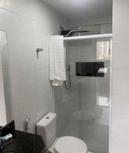 a bathroom with a toilet and a glass shower at Apartamento bem localizado perto de tudo - 3 quartos em Belém in Belém