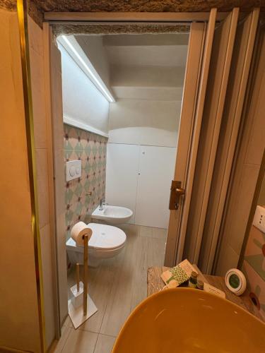 a small bathroom with a toilet and a sink at Vico Luxury Room in Mesagne