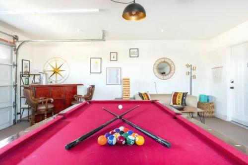 Meja biliard di Sun Mesa Poolside Hideaway - Spa - Game Room - NEW