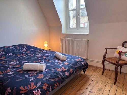 une chambre avec un lit, une chaise et une fenêtre dans l'établissement Maison Rémoise Hyper Centre - Parking - Terrace, à Reims