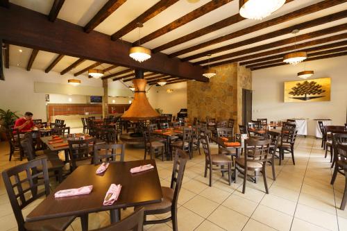 a restaurant with tables and chairs in a room at Hotel Villa Mercedes San Cristobal in San Cristóbal de Las Casas