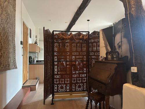 a room with a wall with a gate with writing on it at Onder de paardenkastanje in Empe