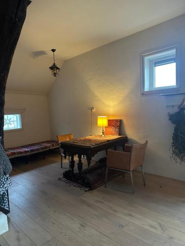 a living room with a table with a lamp on it at Onder de paardenkastanje in Empe