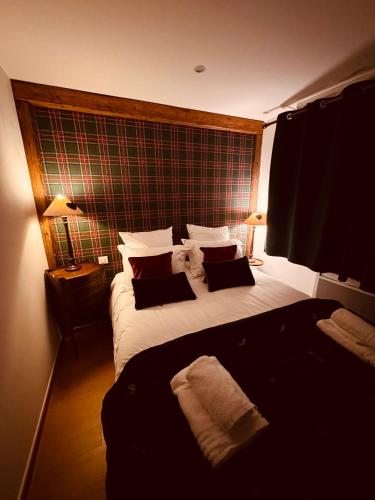 une chambre d'hôtel avec un grand lit avec deux oreillers dans l'établissement Les Fermes de Cal Panche Le Petit Relais, aux Angles