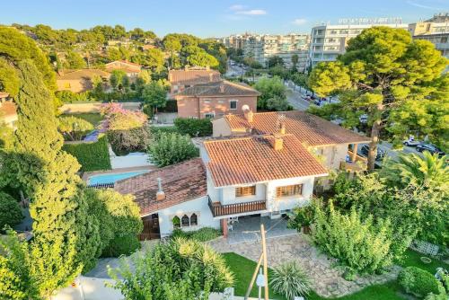 Salou Beach House - Pool & Barbecue - 9 Guests