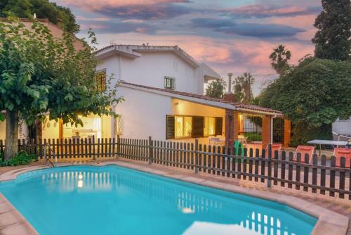 Escape to Salou! Pool, Barbecue & Beach 5 Min Away