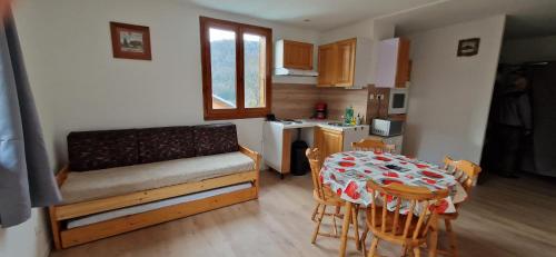 une chambre avec une table et une cuisine avec une salle à manger dans l'établissement Grand studio montagnard, à Mieussy