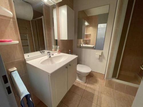 une salle de bain avec un lavabo et des toilettes dans l'établissement Appartement 2 pièces cabine, proche plage et commerces, climatisation - FR-1-328-273, à La Grande Motte