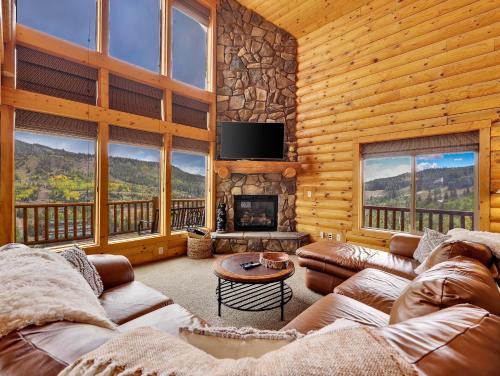 Nespecifikovaný výhled na hory nebo výhled na hory při pohledu z chaty