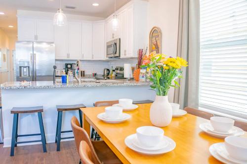 Una cocina o cocineta en The Prairie Suite Newly Built Upscale Central