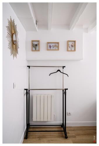 une table en verre dans une chambre avec un mur blanc dans l'établissement 2 pièces à 10 minutes de Paris, à Ivry-sur-Seine