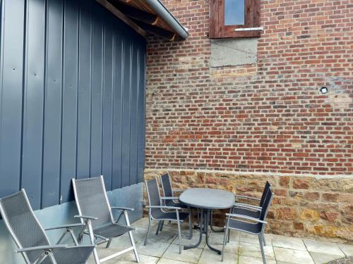 a table and chairs in front of a brick wall at 80qm Monteuroase in Melsungen - Schwarzenberg MwSt ausweisbar in Melsungen