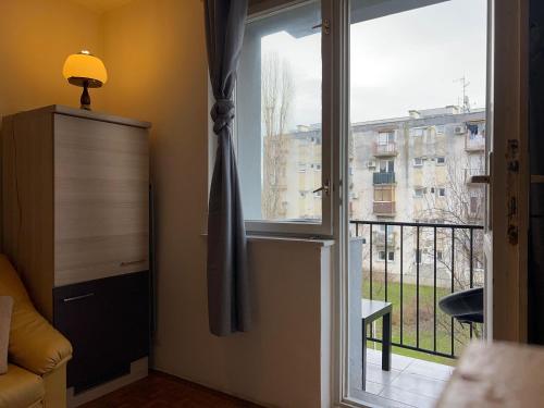 ザグレブにあるSouth Park Apartmentの窓付きの建物の景色を望む客室です。
