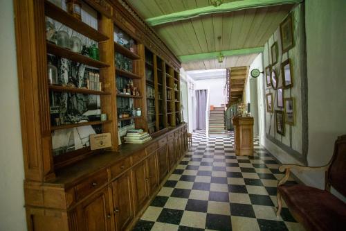 - un couloir d'une maison avec un sol en damier dans l'établissement Maison Doat 1823, à Perchède