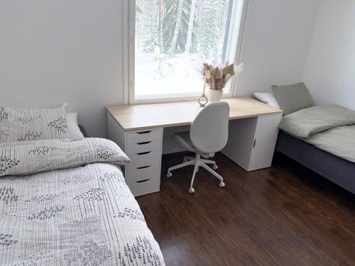 una camera da letto con una scrivania, un letto, una scrivania e una sedia di Arctic Hideout a Rovaniemi