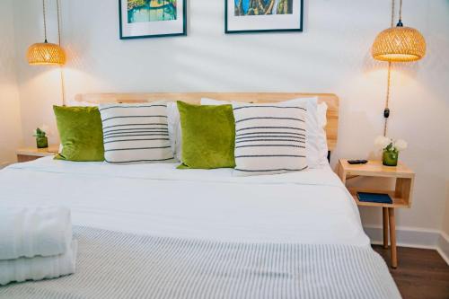 Una cama o camas en una habitación de The Mangrove Suite Newly Built Upscale Central