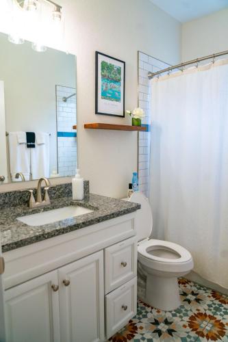 Un baño de The Mangrove Suite Newly Built Upscale Central