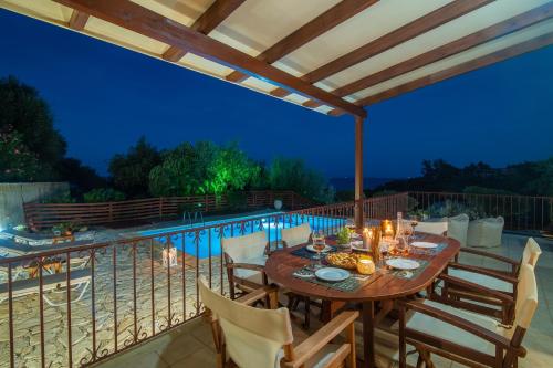Bazén v ubytování Elegance Villas - Villa Andon & Villa Yiota nebo v jeho okolí