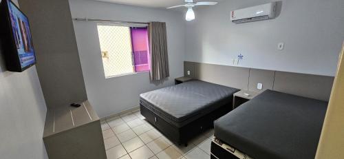 Giường trong phòng chung tại Jardim das Thermas apt para até 5 pessoas