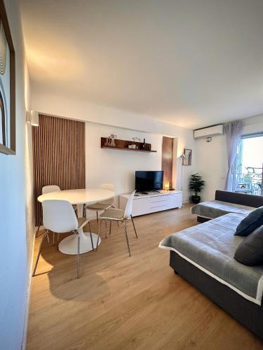 2 Bedrooms and 2 Bathrooms with Sea View at Piscis Benalmadena Arroyo