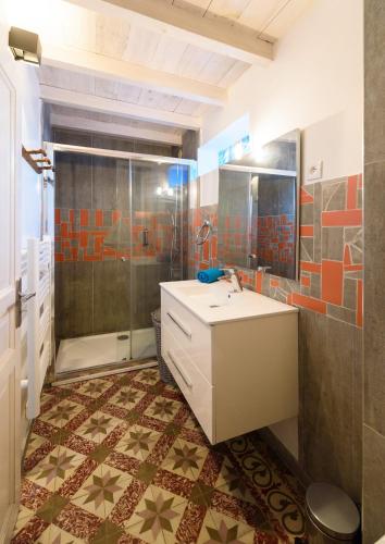 une salle de bain avec un lavabo et une douche dans l'établissement La Maison de la Plage, au Grau-du-Roi