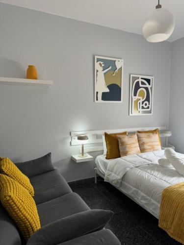 una sala de estar con una cama y un sofá en Jobeal City, en Santa Cruz de la Palma