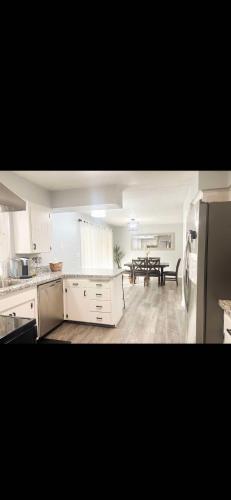 Dapur atau dapur kecil di Beautiful Home & Pool