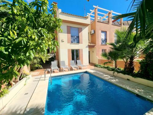 Stunning Home with Outdoor Swimmingpool, 4 Bedrooms and Wifi