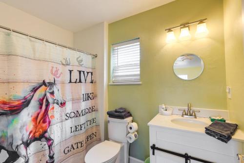 Koupelna v ubytování Nature Coast Hideaway with Deck on 5 Acres