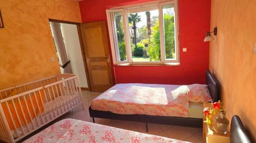 une chambre avec deux lits et une fenêtre dans l'établissement Les palmiers de Valence, à Valence