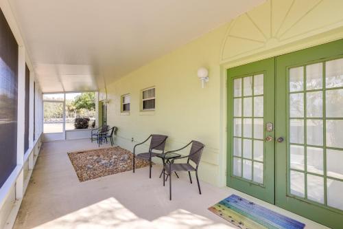 Fotografie z fotogalerie ubytování Nature Coast Farmhouse with Screened-In Porch! v destinaci Williston