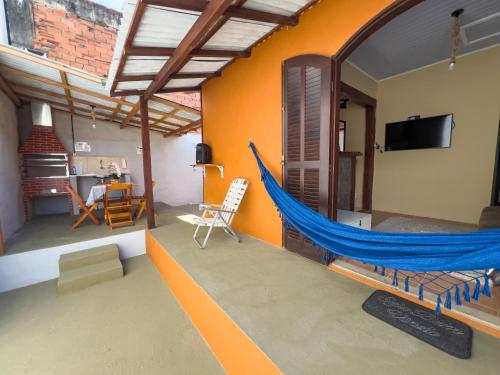 een kamer met een hangmat in een huis bij Chalé 2 em Ilhabela in Ilhabela