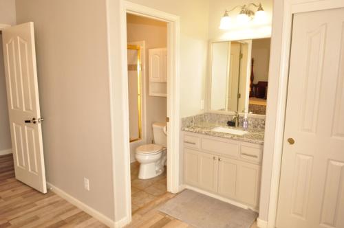 Bilik mandi di Balcony Suite Fraser Family Vineyard Stay in Amador