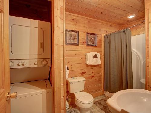 une salle de bains avec toilettes et lavabo dans l'établissement 1BR log cabin- cozy, hot tub, in Gatlinburg, à Gatlinburg