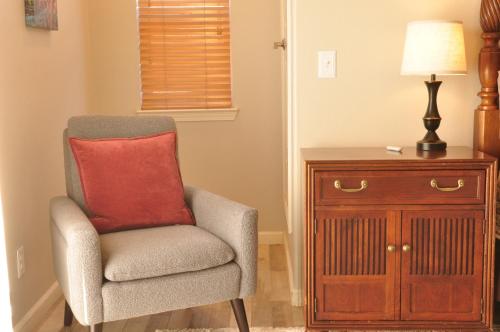Ruang duduk di Balcony Suite Fraser Family Vineyard Stay in Amador