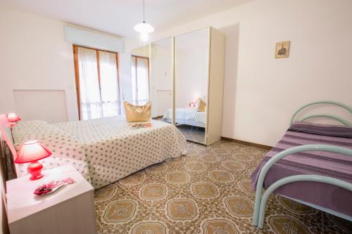 ein Schlafzimmer mit 2 Betten und einem Tisch mit einer Lampe in der Unterkunft Gemma 3 Pineto Vacanza in Pineto