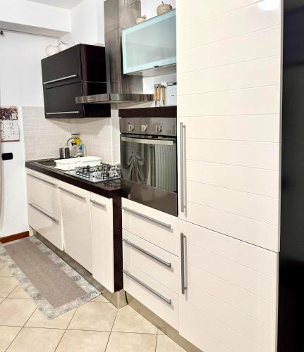 Кухня или мини-кухня в Top Apartment
